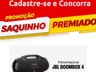 Banner vermelho e amarelo da Promoção Saquinho Premiado, com caixa de som JBL Boombox 4 preta ao centro, anunciando o Prêmio Nacional e a chamada Cadastre-se e Concorra.