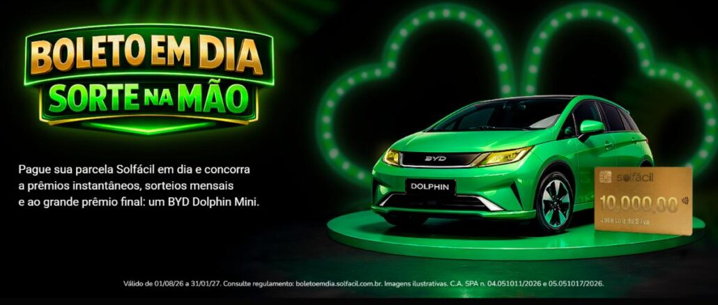 Card da promoção Boleto em Dia Sorte na Mão da Solfácil, com carro elétrico BYD Dolphin Mini verde metálico em pedestal, cartão pré-pago dourado com valor de R$10.000,00 e fundo preto com efeito de luzes verdes em formato de trevo.