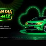 Card da promoção Boleto em Dia Sorte na Mão da Solfácil, com carro elétrico BYD Dolphin Mini verde metálico em pedestal, cartão pré-pago dourado com valor de R$10.000,00 e fundo preto com efeito de luzes verdes em formato de trevo.