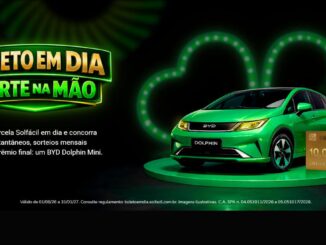 Card da promoção Boleto em Dia Sorte na Mão da Solfácil, com carro elétrico BYD Dolphin Mini verde metálico em pedestal, cartão pré-pago dourado com valor de R$10.000,00 e fundo preto com efeito de luzes verdes em formato de trevo.