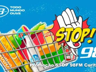 Banner azul da Promoção Stop 98FM Curitiba mostrando um carrinho de compras cheio de produtos alimentícios e de limpeza, com uma mão em formato de sinal de pare e a palavra STOP em amarelo ao lado do logotipo da rádio 98FM.