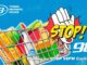 Banner azul da Promoção Stop 98FM Curitiba mostrando um carrinho de compras cheio de produtos alimentícios e de limpeza, com uma mão em formato de sinal de pare e a palavra STOP em amarelo ao lado do logotipo da rádio 98FM.