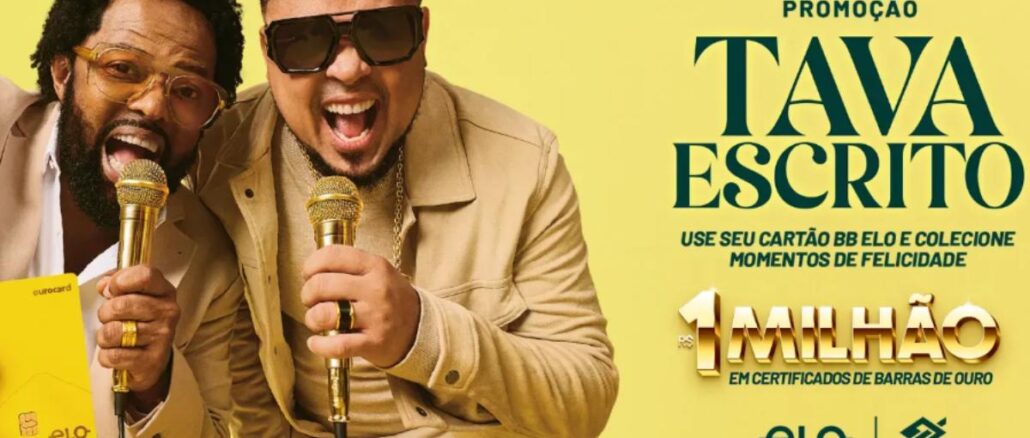Promoção Tava Escrito BB Elo Dois cantores sorrindo com microfones dourados nas mãos, ao lado de um cartão BB Elo dourado, anunciando a promoção Tava Escrito com prêmio de R$1.000.000,00 em certificados de barras de ouro