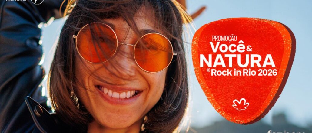 Promoção Você e Natura no Rock In Rio 2026 Mulher sorridente usa óculos de sol arredondados com lentes laranja, cabelo castanho ao vento, ao lado de peça em formato de palheta vermelha com o texto Promoção Você e Natura no Rock in Rio 2026, logotipos da Natura e do Rock in Rio no canto superior esquerdo e a frase faz bem estar bem no canto inferior direito