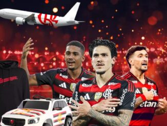 Roleta Premiada Fla-Prêmios 2026 reúne três jogadores do Flamengo com uniforme oficial ao centro, ao lado de avião temático do clube, moletom preto com estampa "Flamengo", carro elétrico infantil personalizado nas cores rubro-negras e fundo com luzes vermelhas e douradas remetendo ao Maracanã à noite.