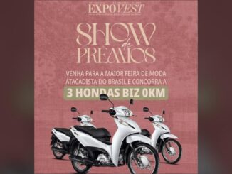 Banner promocional Show de Prêmios Expovest 2026 em Cianorte, Paraná, com três motocicletas Honda Biz 0km na cor branca em fundo rosa antigo, anunciando sorteio durante a feira de moda atacadista.