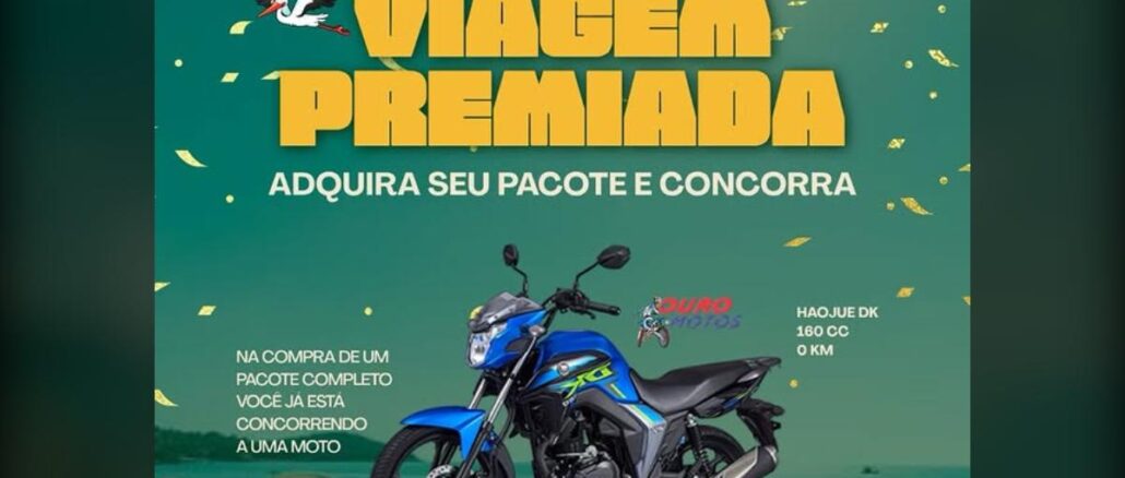 Banner promocional Viagem Premiada da Transnenem com moto Haojue DK 160cc 0km azul e preta ao fundo de paisagem litorânea verde, cegonha ilustrada segurando faixa e confetes dourados espalhados pela arte