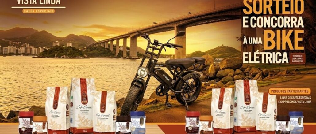 Vista Linda, O Café Especial do Espirito Santo – Concorra à uma Bike Elétrica nas Lojas Perim Imagem promocional da Vista Linda Cafés Especiais mostrando produtos da marca dispostos ao lado de uma bike elétrica, com o mar, uma ponte e o pôr do sol ao fundo, anunciando sorteio de bikes elétricas nas Lojas Perim.