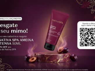 Peça Nativa SPA Ameixa Intensa 50ml em destaque sobre pedestal de mármore vinho, com ameixas ao redor e fumaça roxa, ao lado de QR code para baixar o app Boticário e texto da ação promocional.