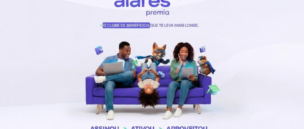 Alares Premia 2026 Peça publicitária do programa Alares Premia 2026, clube de benefícios da operadora Alares, com família no sofá e personagens animados.