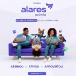 Peça publicitária do programa Alares Premia 2026, clube de benefícios da operadora Alares, com família no sofá e personagens animados.