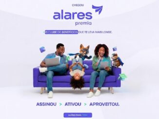 Peça publicitária do programa Alares Premia 2026, clube de benefícios da operadora Alares, com família no sofá e personagens animados.