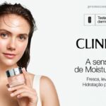 Jovem segura pote do hidratante Clinique Moisture Surge Gel com selo "Testado por dermatologistas" e promessa de hidratação por até 100 horas.