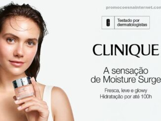 Jovem segura pote do hidratante Clinique Moisture Surge Gel com selo "Testado por dermatologistas" e promessa de hidratação por até 100 horas.