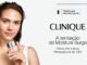 Jovem segura pote do hidratante Clinique Moisture Surge Gel com selo "Testado por dermatologistas" e promessa de hidratação por até 100 horas.