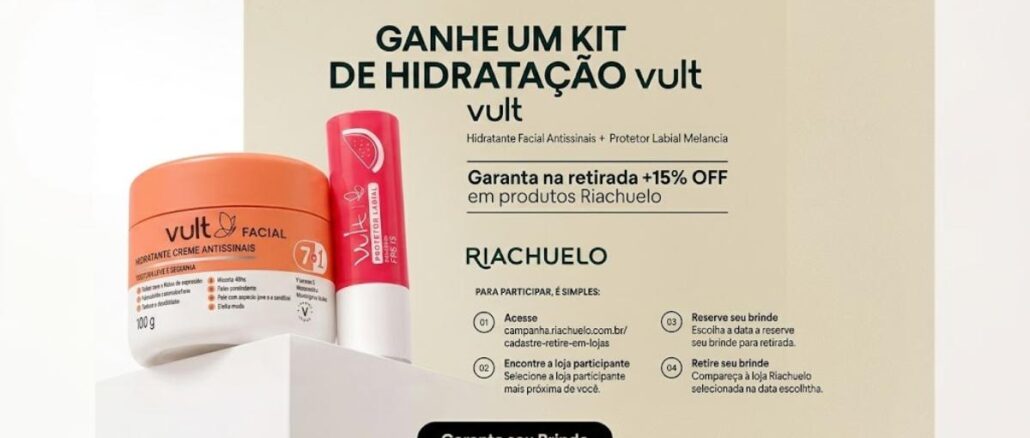 Amostra Grátis Kit Hidratação Vult Banner da campanha Vult na Riachuelo mostrando o pote laranja do Hidratante Creme Antissinais Facial 7 em 1 de 100 g e o protetor labial Vult sabor melancia com FPS 15, ao lado da chamada "Ganhe um kit de hidratação Vult" e do logotipo Riachuelo sobre fundo bege.