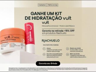 Banner da campanha Vult na Riachuelo mostrando o pote laranja do Hidratante Creme Antissinais Facial 7 em 1 de 100 g e o protetor labial Vult sabor melancia com FPS 15, ao lado da chamada "Ganhe um kit de hidratação Vult" e do logotipo Riachuelo sobre fundo bege.