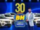Banner promocional do Aniversário 30 Anos dos Supermercados BH com a campanha "O Dobro de Prêmios", exibindo quatro carros Fiat Mobi brancos e um apresentador ao fundo azul iluminado.
