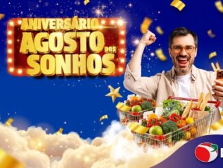 Banner da promoção Aniversário Agosto dos Sonhos do D'Avó Supermercados, com homem comemorando ao lado de carrinho cheio de frutas e legumes, sobre fundo azul estrelado com confetes dourados.