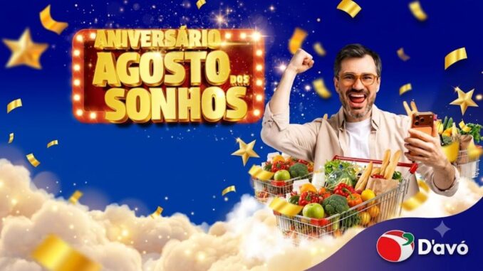 Banner da promoção Aniversário Agosto dos Sonhos do D'Avó Supermercados, com homem comemorando ao lado de carrinho cheio de frutas e legumes, sobre fundo azul estrelado com confetes dourados.