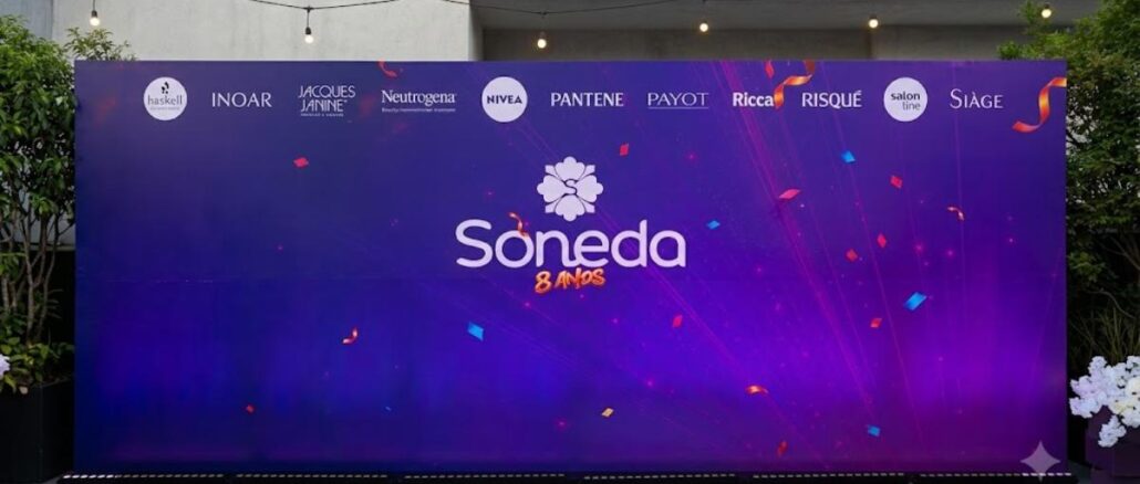 Painel do Aniversário Soneda 8 Anos com logotipos de marcas parceiras como Nivea, Pantene, Neutrogena e outras, em fundo roxo com confetes coloridos.