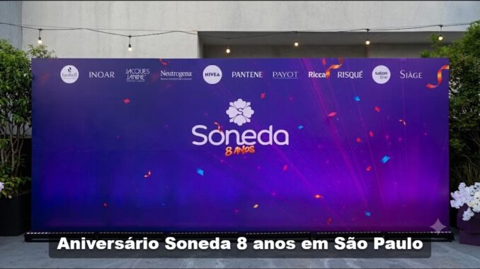 Painel do Aniversário Soneda 8 Anos com logotipos de marcas parceiras como Nivea, Pantene, Neutrogena e outras, em fundo roxo com confetes coloridos.