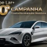 Promoção Clube Lar+ 20ª Campanha Transformando Sonhos, com imagem do carro elétrico BYD Seal branco como prêmio principal.
