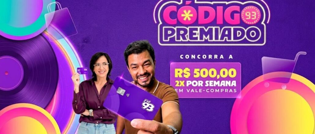 Banner da promoção Código Premiado da FM 93 de Fortaleza, com dois apresentadores segurando cartões roxos da emissora e texto destacando vale-compras de R$500,00 duas vezes por semana.