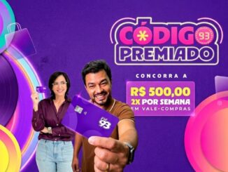 Banner da promoção Código Premiado da FM 93 de Fortaleza, com dois apresentadores segurando cartões roxos da emissora e texto destacando vale-compras de R$500,00 duas vezes por semana.