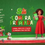 Banner promocional da campanha Compra Premiada Supermarket 2026, com fundo verde, personagem animada segurando smartphone com o app Super Clube SM, carrinho de supermercado cheio de produtos e cachorrinho animado. Promoção concorre a 500 vales-compras de R$300 e 1 ano de compras grátis.