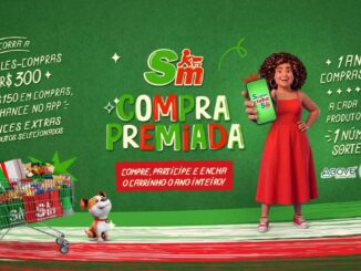 Banner promocional da campanha Compra Premiada Supermarket 2026, com fundo verde, personagem animada segurando smartphone com o app Super Clube SM, carrinho de supermercado cheio de produtos e cachorrinho animado. Promoção concorre a 500 vales-compras de R$300 e 1 ano de compras grátis.