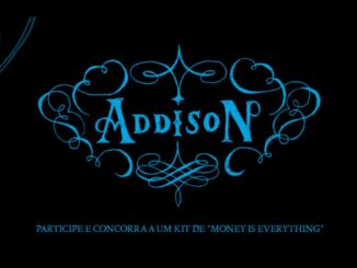 Imagem promocional do concurso "Money Is Everything" de Addison Rae pela Sony Music, com fundo preto e logotipo estilizado em azul turquesa com arabescos ornamentais.