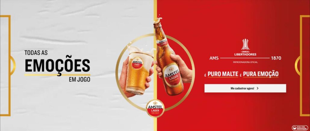 Banner promocional da Amstel Lager com fundo dividido em branco e vermelho, exibindo garrafa e copo da cerveja, logotipo da CONMEBOL Libertadores e chamada para cadastro.