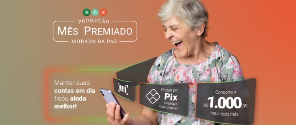 Mês Premiado Morada da Paz 2026 - Como se Cadastrar Mulher idosa sorridente segurando celular, ao lado de informações sobre a Promoção Mês Premiado Morada da Paz 2026, que oferece R$1.000,00 por mês a quem pagar contas via Pix.