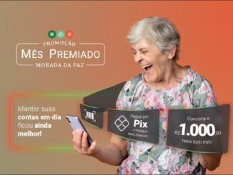 Mulher idosa sorridente segurando celular, ao lado de informações sobre a Promoção Mês Premiado Morada da Paz 2026, que oferece R$1.000,00 por mês a quem pagar contas via Pix.
