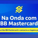Arte da promoção Na Onda com BB Mastercard, do Banco do Brasil, com fundo azul, logotipo amarelo do banco e chamada para concorrer a viagens de surfe.