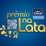 Banner da promoção Prêmio na Lata do Clube da Cor Coral, com fundo azul, letras douradas e QR Code central.