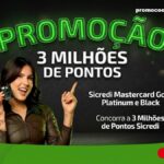 Banner da Promoção 3 Milhões de Pontos Sicredi Mastercard, com jovem segurando cartão Sicredi Black e apontando para o texto da promoção.