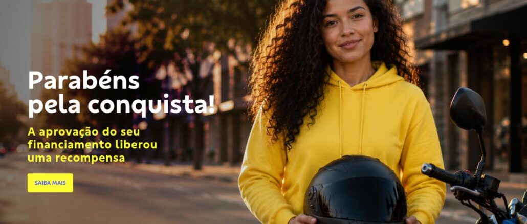 Mulher jovem com cabelos cacheados, usando moletom amarelo e segurando capacete preto, apoiada em moto azul em rua arborizada, com texto "Parabéns pela conquista! A aprovação do seu financiamento liberou uma recompensa" e botão "Saiba Mais".
