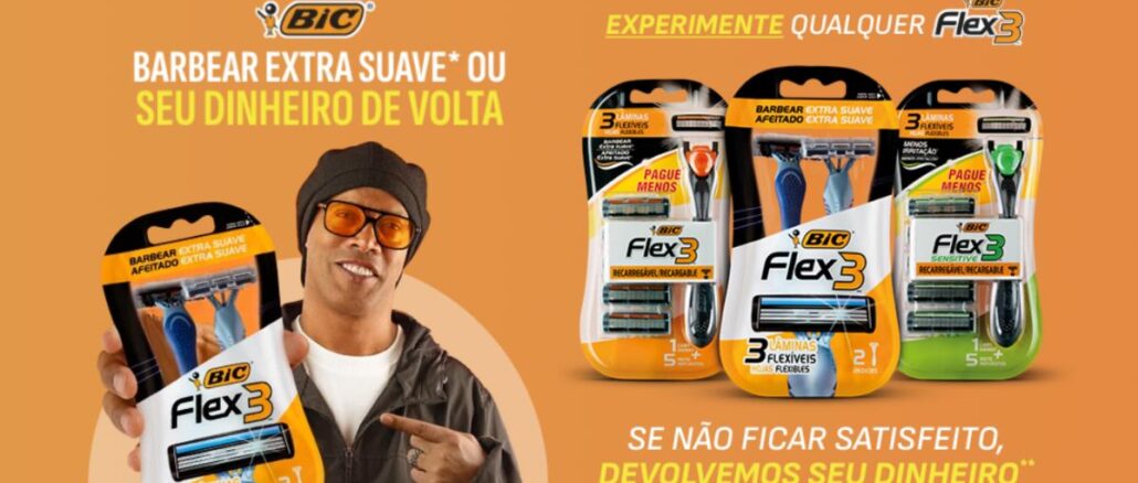 Promoção Cashback Bic Flex 3 com Ronaldinho Gaúcho - Barbear extra suave ou seu dinheiro de volta Ronaldinho Gaúcho segura um aparelho de barbear BIC Flex3 e aponta para ele, ao lado de embalagens dos modelos Flex3 Recarregável, Flex3 e Flex3 Sensitive, com a oferta "Barbear extra suave ou seu dinheiro de volta"