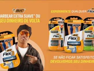 Ronaldinho Gaúcho segura um aparelho de barbear BIC Flex3 e aponta para ele, ao lado de embalagens dos modelos Flex3 Recarregável, Flex3 e Flex3 Sensitive, com a oferta "Barbear extra suave ou seu dinheiro de volta"