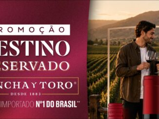 Banner da Promoção Destino Reservado Concha y Toro, com casal brindando com taças de vinho tinto em meio a um vinhedo ao entardecer.