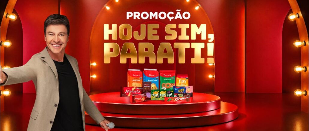 Banner da Promoção Hoje Sim, Parati, com apresentador sorridente apontando para produtos da marca expostos em um palco iluminado.