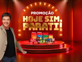 Banner da Promoção Hoje Sim, Parati, com apresentador sorridente apontando para produtos da marca expostos em um palco iluminado.