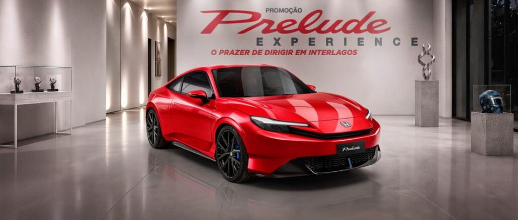 Honda Prelude vermelho em exposição de luxo com a marca Promoção Prelude Experience — O Prazer de Dirigir em Interlagos ao fundo