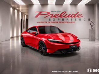 Honda Prelude vermelho em exposição de luxo com a marca Promoção Prelude Experience — O Prazer de Dirigir em Interlagos ao fundo