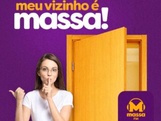 Arte da promoção Meu Vizinho É Massa FM, com mulher fazendo gesto de silêncio ao lado de uma porta aberta, sobre fundo roxo.