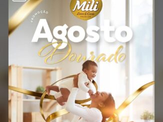Arte da Promoção Agosto Dourado Mili, com mãe segurando bebê nos braços sobre fundo claro com fitas douradas decorativas.