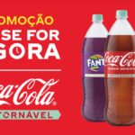 Banner promocional da Promoção Minha Retornável Coca-Cola com três garrafas retornáveis de Fanta Uva, Coca-Cola Original e Fanta Laranja sobre fundo vermelho.