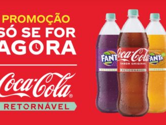 Banner promocional da Promoção Minha Retornável Coca-Cola com três garrafas retornáveis de Fanta Uva, Coca-Cola Original e Fanta Laranja sobre fundo vermelho.